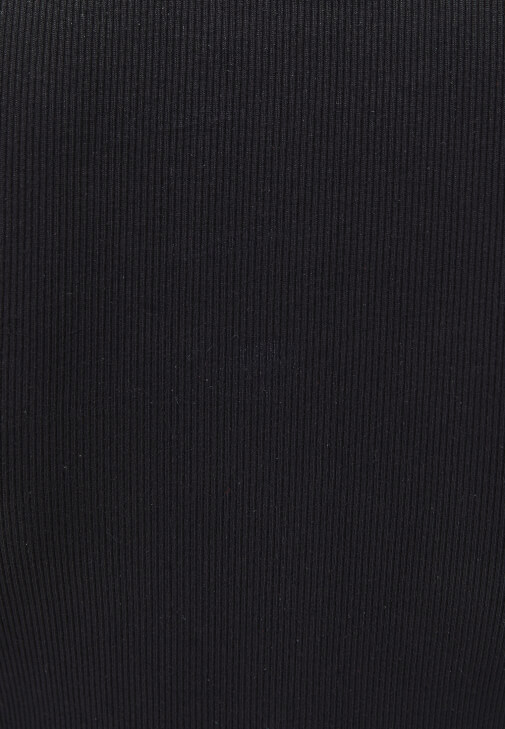 Düğmeli Tişört ve Barrel-Fit Denim Kombini