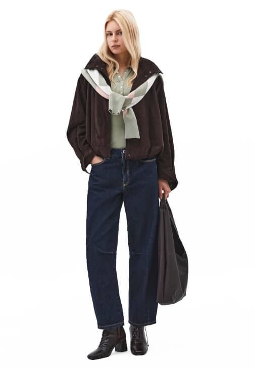  Düğmeli Tişört ve Orta Bel Denim Kombini