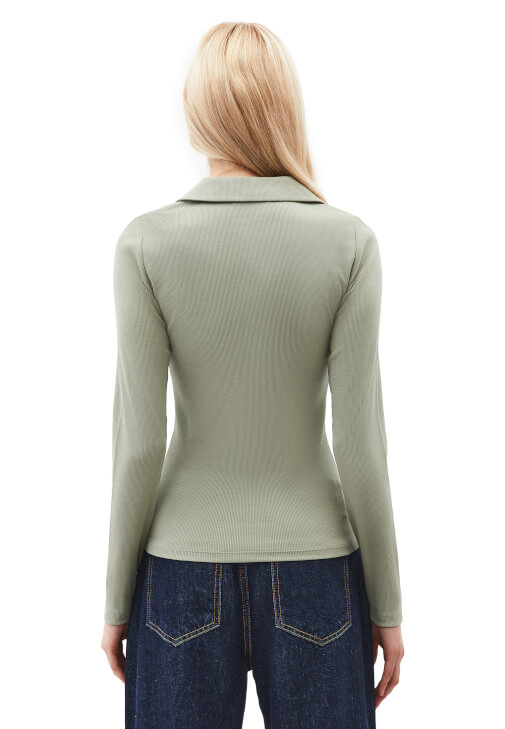 Düğmeli Tişört ve Orta Bel Denim Kombini