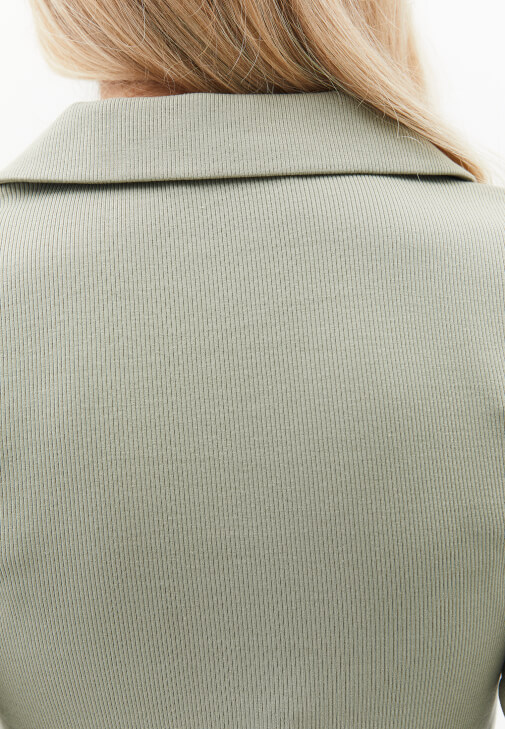 Düğmeli Tişört ve Orta Bel Denim Kombini