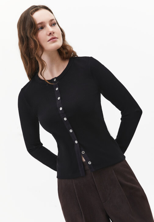 Siyah Düğme Detaylı Tişört