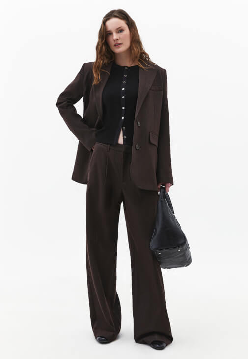  Düğmeli Tişört ve Kumaş Pantolon Kombini