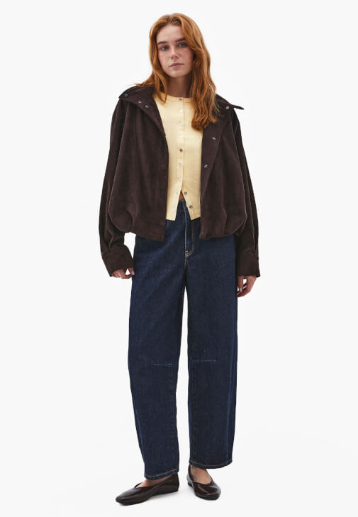  Tişört ve Barrel-Fit Denim Pantolon Kombini