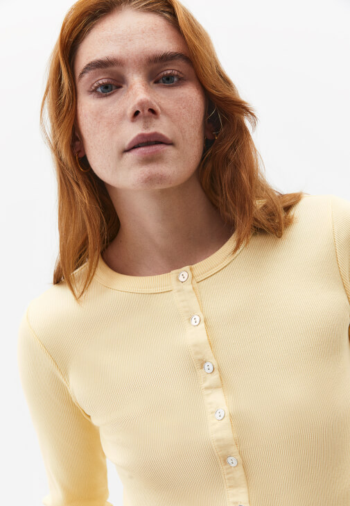 Tişört ve Barrel-Fit Denim Pantolon Kombini