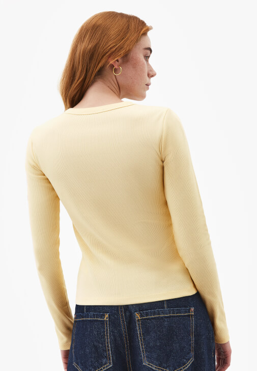 Tişört ve Barrel-Fit Denim Pantolon Kombini