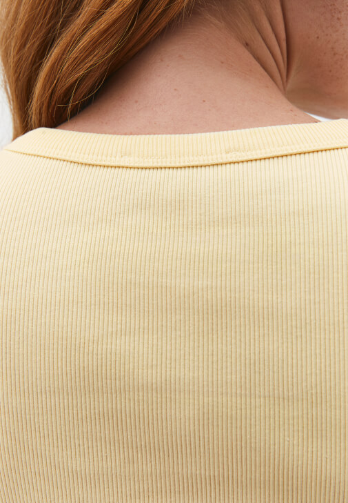 Tişört ve Barrel-Fit Denim Pantolon Kombini