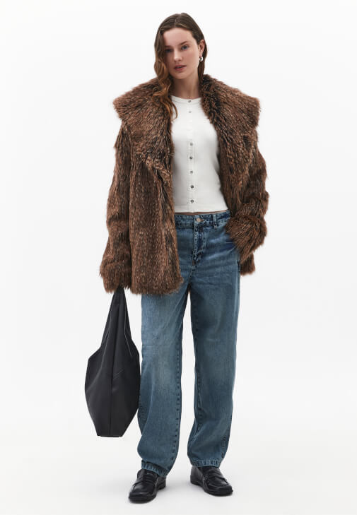  Düğmeli Tişört ve Barrel-Fit Pantolon Kombini