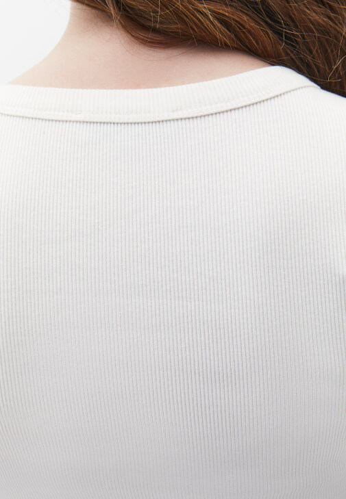 Düğmeli Tişört ve Barrel-Fit Pantolon Kombini