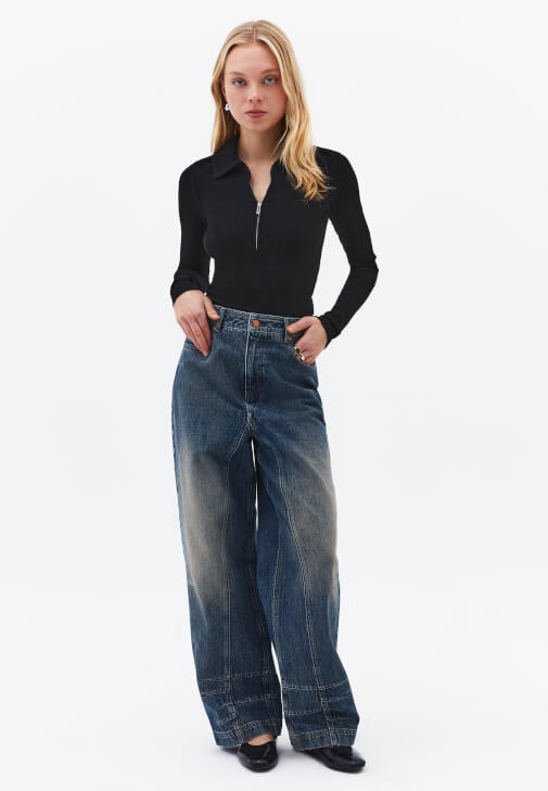 Fermuarlı Tişört ve Denim Kombini