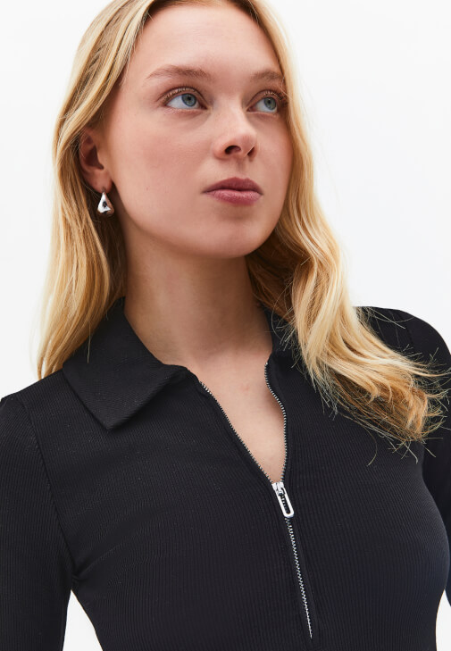 Fermuarlı Tişört ve Denim Kombini