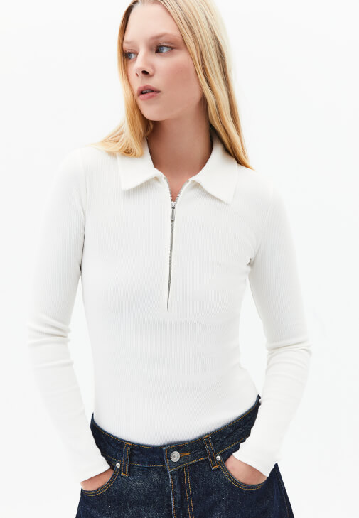 Fermuarlı Tişört ve Barrel-Fit Denim Kombini