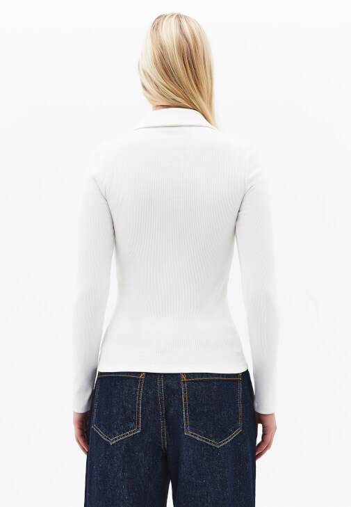 Fermuarlı Tişört ve Barrel-Fit Denim Kombini