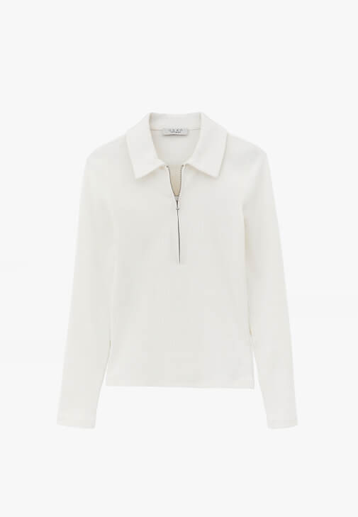 Fermuarlı Tişört ve Barrel-Fit Denim Kombini