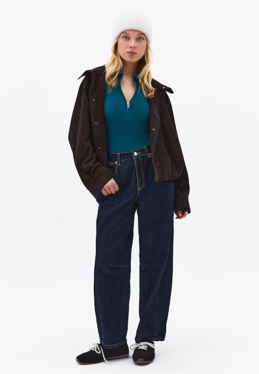 Fermuarlı Tişört ve Barrel-Fit Denim Kombini