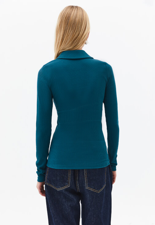 Fermuarlı Tişört ve Barrel-Fit Denim Kombini