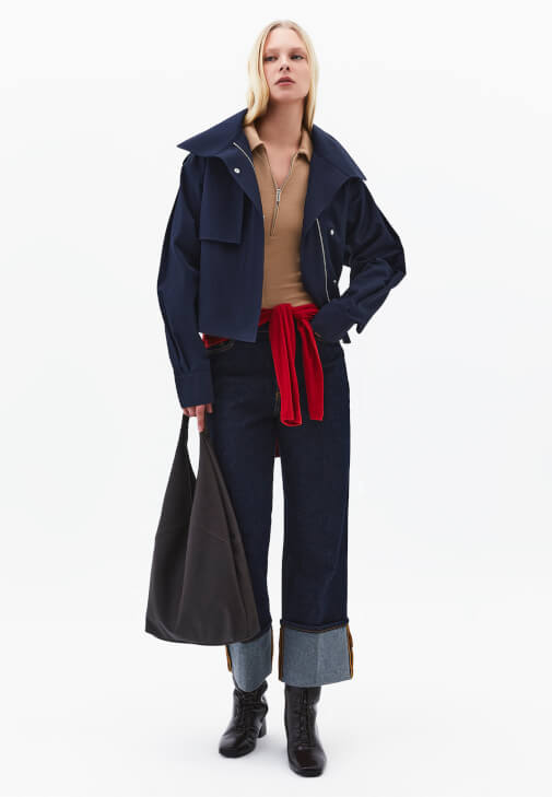  Fermuarlı Tişört ve Straight-Fit Denim Kombini