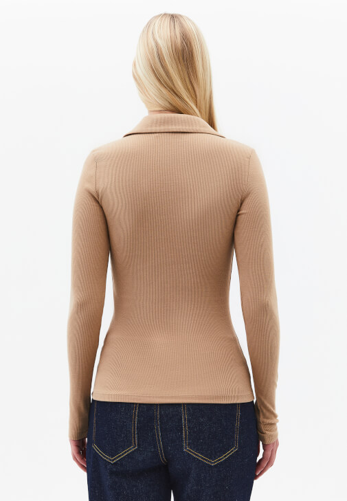 Fermuarlı Tişört ve Straight-Fit Denim Kombini