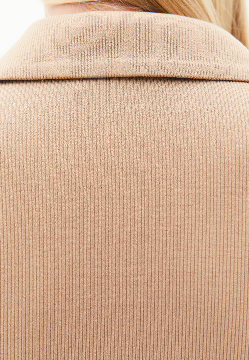 Fermuarlı Tişört ve Straight-Fit Denim Kombini