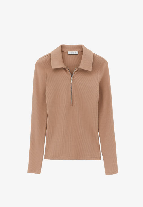 Fermuarlı Tişört ve Straight-Fit Denim Kombini