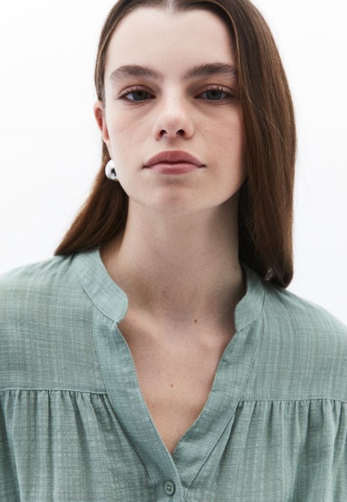 Bağlama Detaylı Gömlek ve Wide-Leg Pantolon Kombini