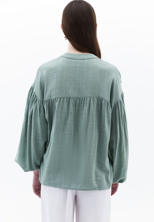 Bağlama Detaylı Gömlek ve Wide-Leg Pantolon Kombini