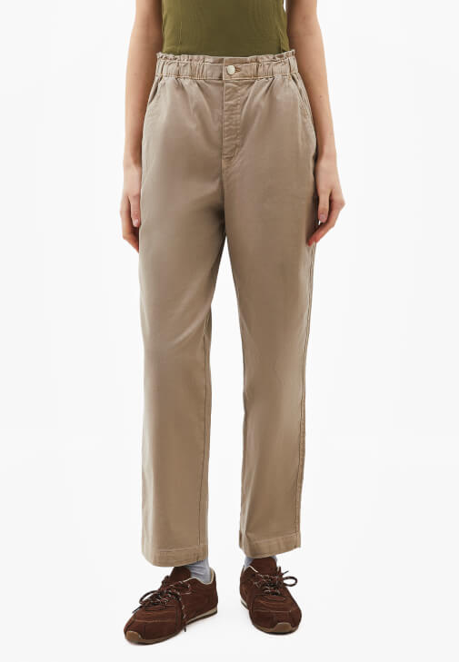 Baggy-Fit Pantolon ve Düğmeli Tişört Kombini