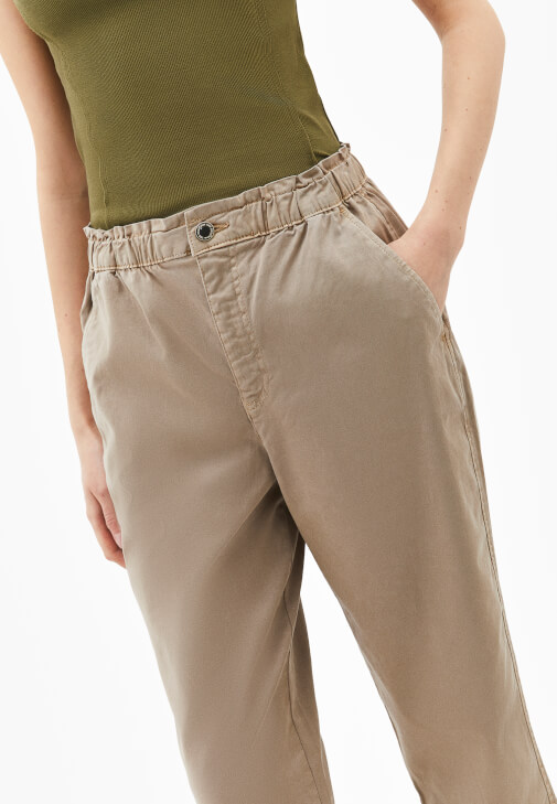 Baggy-Fit Pantolon ve Düğmeli Tişört Kombini