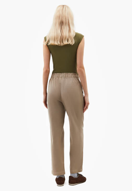 Baggy-Fit Pantolon ve Düğmeli Tişört Kombini