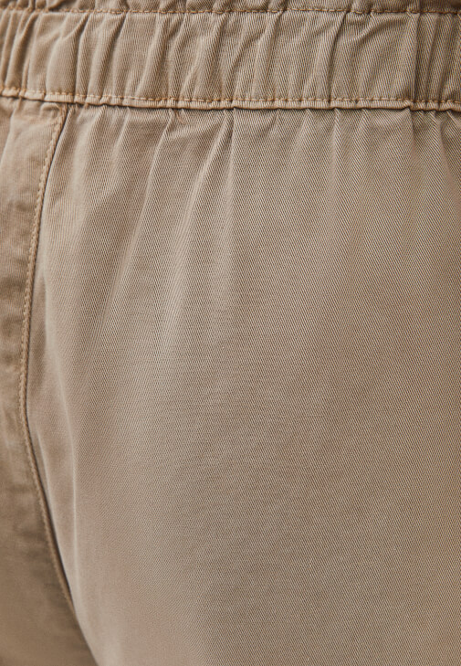 Baggy-Fit Pantolon ve Düğmeli Tişört Kombini