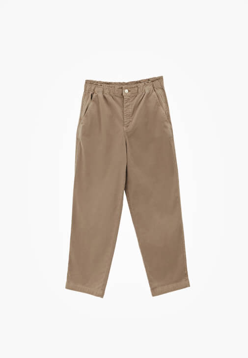 Baggy-Fit Pantolon ve Düğmeli Tişört Kombini