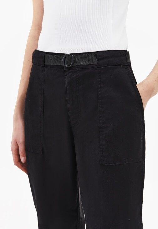 Carrot-Fit Pantolon ve Hırka Kombini