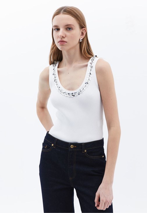 Aksesuar Detaylı Atlet ve Pantolon Kombini