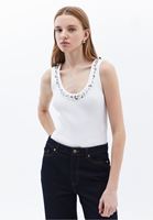 Aksesuar Detaylı Atlet ve Pantolon Kombini