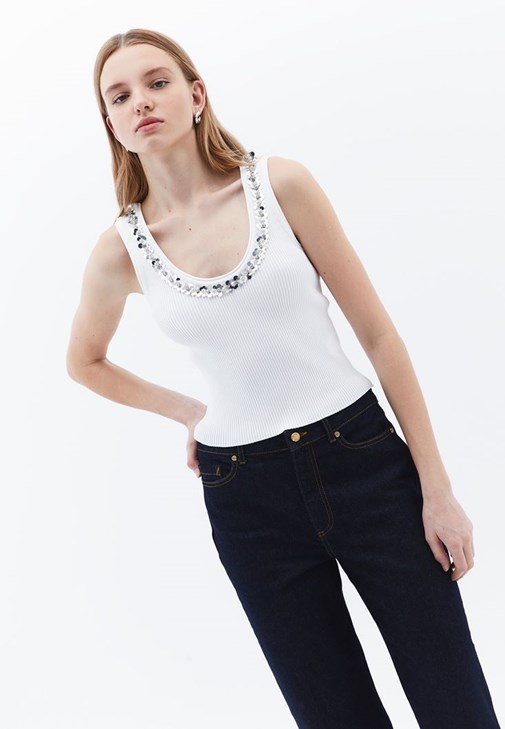 Aksesuar Detaylı Atlet ve Pantolon Kombini