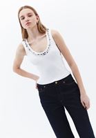 Aksesuar Detaylı Atlet ve Pantolon Kombini