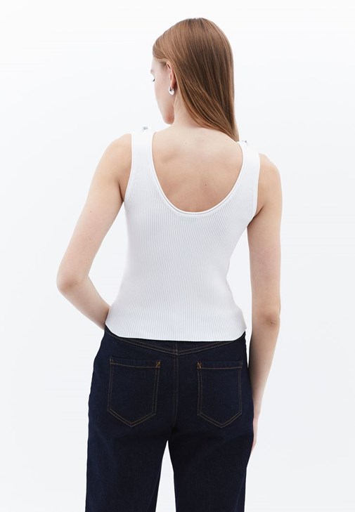 Aksesuar Detaylı Atlet ve Pantolon Kombini