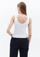 Aksesuar Detaylı Atlet ve Pantolon Kombini