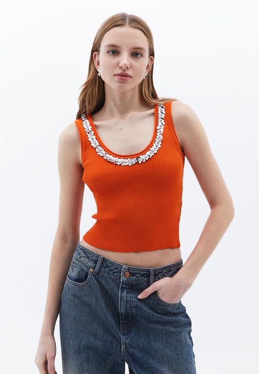 Aksesuar Detaylı Atlet ve Barrel-Fit Pantolon Kombini