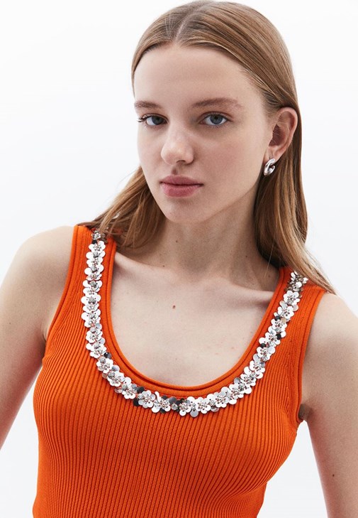 Aksesuar Detaylı Atlet ve Barrel-Fit Pantolon Kombini