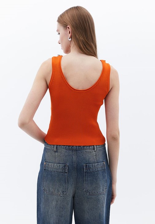 Aksesuar Detaylı Atlet ve Barrel-Fit Pantolon Kombini