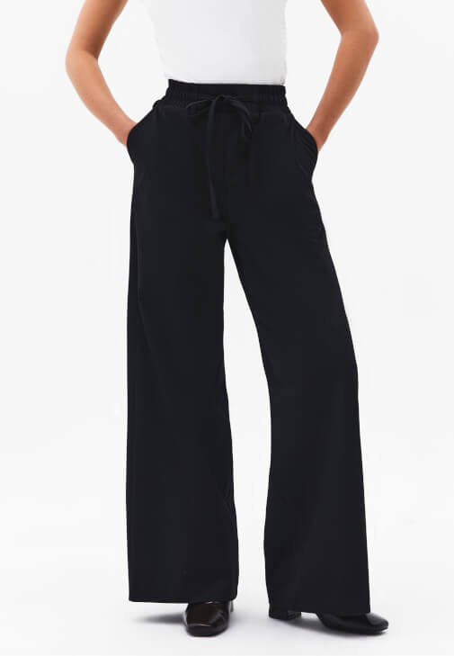 Wide-Leg Pantolon ve Tişört Kombini