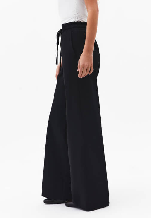 Wide-Leg Pantolon ve Tişört Kombini