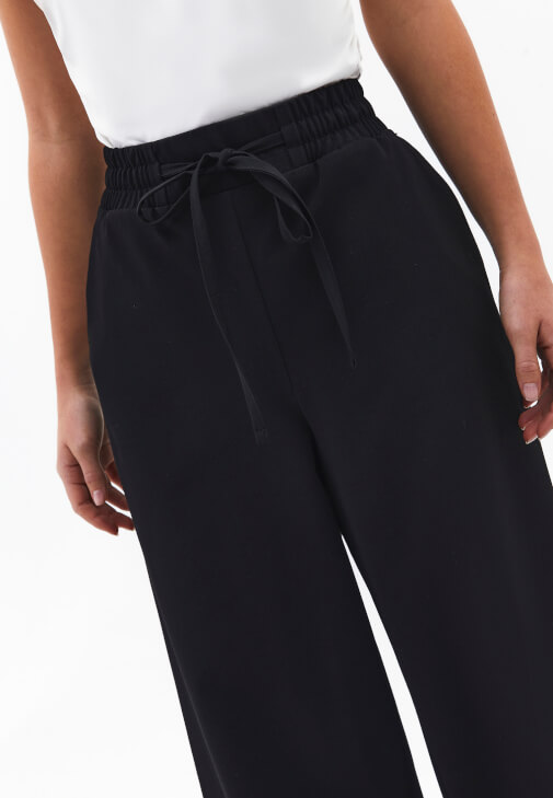 Wide-Leg Pantolon ve Tişört Kombini