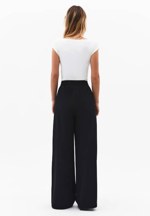 Wide-Leg Pantolon ve Tişört Kombini