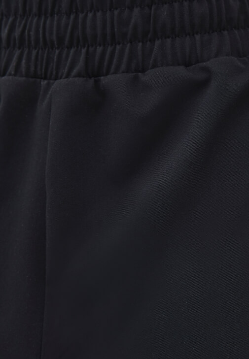 Wide-Leg Pantolon ve Tişört Kombini