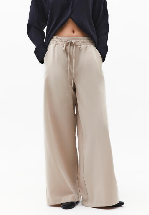 Yüksek Bel Pantolon ve Gömlek Kombini