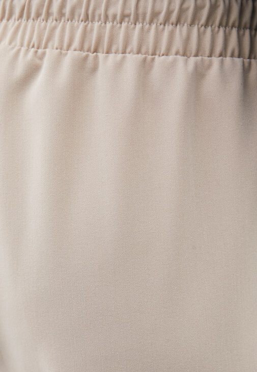 Yüksek Bel Pantolon ve Gömlek Kombini