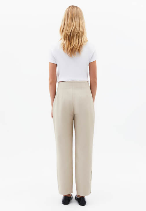 Carrot-Fit Pantolon ve Yünlü Ceket Kombini