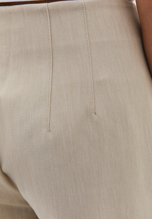 Carrot-Fit Pantolon ve Yünlü Ceket Kombini