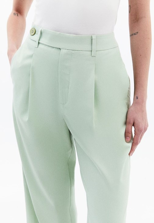 Straight-Fit Pantolon ve Burgu Detaylı Bluz Kombini